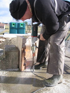 41 detail (drilling the cement base to fix the stones)