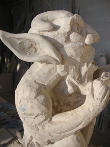 Gargouille d'un Satyre, sculpture originale, taille directe par David Kemp, apr&egrave;s sablage. D&eacute;tail de la t&ecirc;te